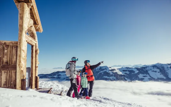 Family skiing CREDIT Ski Juwel Alpbachtal Wildschonau shootandstyle com