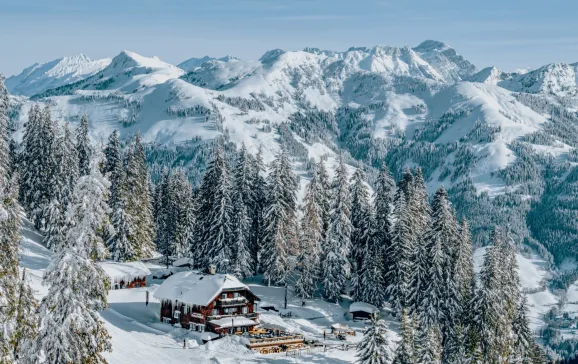 Skifahren Skihuette Hahnenkamm Winter Gasthaus CREDIT Kitzbuehel Tourismus