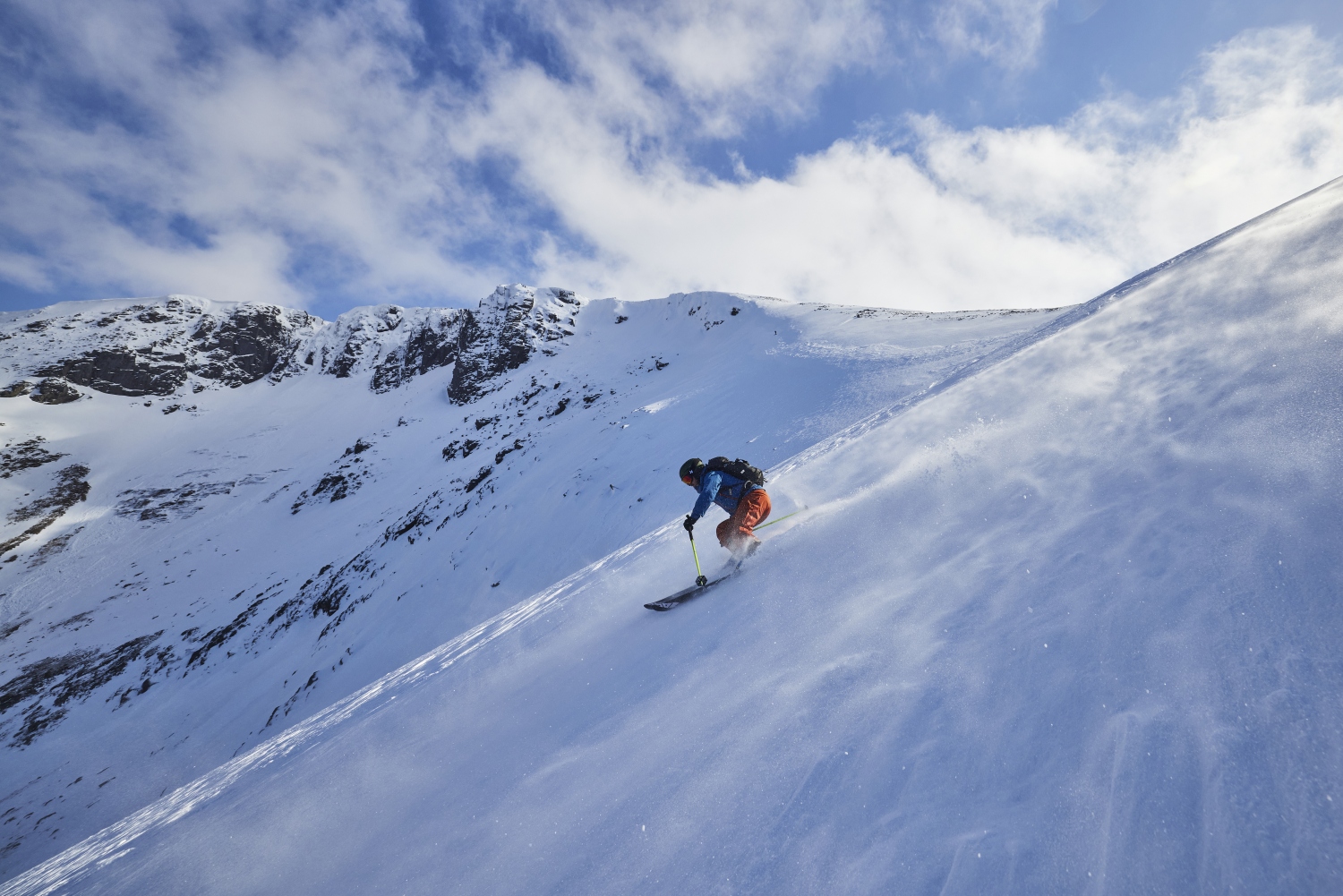 https://www.snowmagazine.com/images/features/skills/Skier%20riding%20down%20slope%20with%20snow%20blowing%20across%20plain_Scottish%20Ski%20Touring_CREDIT%20EdSmith_WildSki22_HighRes%2042.jpg?t=1670325457427